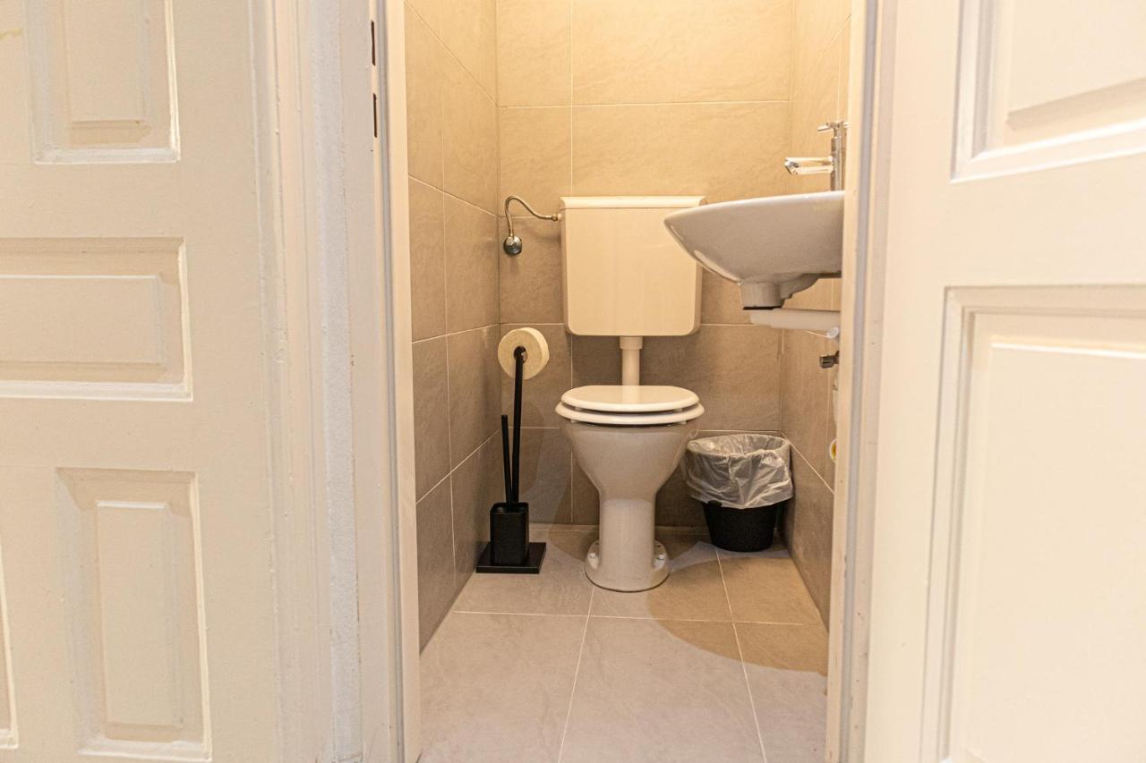 Gorgeous 2br Apt. Located And Spacious Apartment *